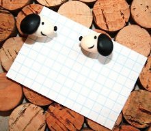 "Snoopy" (zrobione na zamówienie)
Lakierowane pinezki z główkami zrobionymi z modeliny. (modelina)
Wymiary: jedna kratka to 0.5cm.
Więcej na: puszeczka pandorki facebook