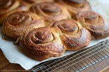 Bułeczki kardamonowe
(przepis lekko modyfikowany, autor: Signe Johansen "Scandilicious baking)

Ciasto:
225ml pełnotłustego mleka
75 g masła
300 g mąki jasnej (orkiszowej l...
