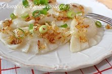 Pierogi ruskie z serkiem wiejskim
Składniki na około 70 sztuk:
Ciasto:
500g mąki pszennej
300ml bardzo ciepłej wody
płaska łyżka soli
Nadzienie:
800g ziemniaków (4 większe ziemn...