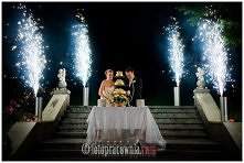 Krojenie tortu na zewnątrz ...