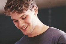 Jeremy Irvine
Znany z "Now is good"; "Wielkie nadzieje" oraz "Droga do zapomnienia "