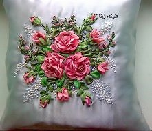 poduszka zdobiona haftem