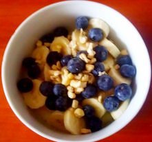 Kasza jaglana gotowana na mleku z bananem, borówkami i orzechami nerkowca

Mmmm ... :)