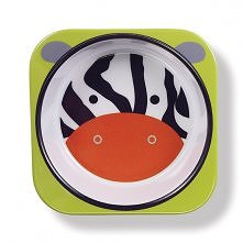 Posiłek z naczyniami Zoo czas zacząć! Twój maluch będzie zachwycony mając swój własny talerz, miskę i kubek z postacią ulubionego zwierzątka. Żywe kolory i zabawne postacie czyn...