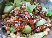 Sałatka z ciecierzycy i suszonych pomidorów