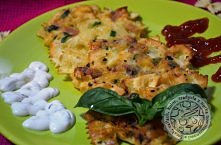 Makaronowe czosnkowe placuszki 8 łyżek ugotowanego makaronu kokardki (polecam Czaniecki) 4 plasterki sera żółtego 4 plasterki szynki szwarcwaldzkiej lub innej wędzonej łyżka pos...