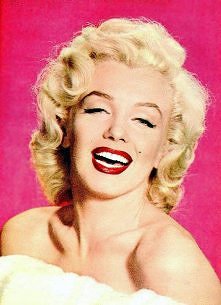 Czerwona szminka, czarne kreski, blond loki i oczywiście "pieprzyk" każdemu kojarzy się z  Marilyn Monroe.