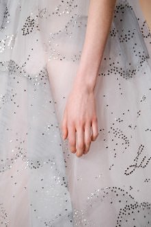 Suknia ślubna z drobnymi kryształkami i... chumrkami! #Valentino :)

Więcej na blogu Madame Allure!