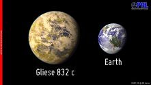 Planeta porusza się wokół gwiazdy Gliese 832 odległej o około 16 lat świetlnych od Ziemi. Gliese 832 c jest najprawdopodobniej planetą skalistą, ale jej dokładna charakterystyka...