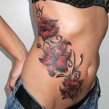 piękny tatuaż kobiecy lilie