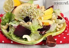 sałatka z pieczonym burakiem i sosem sezamowym