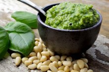 Domowej roboty włoskie Pesto. Zdrowa alternatywa masła lub margaryny. Jest bardzo dobre dla serca, cholesterolu i smakuje nie ziemsko prawie ze wszystkim. 
UWAGA wpis po angielsku