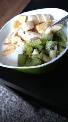 Szybka i pyszna przekąska między daniami!  Banan kiwi no yoghurt naturalny!  Można dodać jeszcze odrobinkę cynamonu. Ale to jak kto woli!  Lepsza taka przekąska niż batonik!!  N...