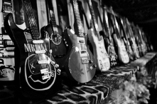 Can't go home alone again
Need someone to numb the pain