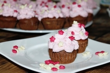 Babeczki z kremem malinowo śmietanowym