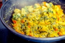 Curry z kalafiora, szpinaku i marchewki w mleku kokosowym