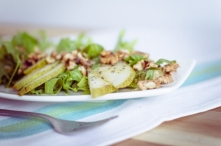 Sałatka z rukoli i gruszki z dodatkiem prażonych orzechów włoskich + dressing miodowo-cytrynowy