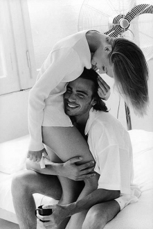 ♥ Miłość to nie pluszowy miś ani kwiaty. To też nie diabeł rogaty. 
Ani miłość kiedy jedno płacze, a drugie po nim skacze. 
Miłość to żaden film w żadnym kinie ani róże ani cału...