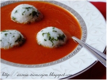 Zupa pomidorowa z jabłkami i kuleczkami ryżowymi