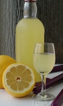 Cytrynówka 
Składniki na 1,2 litra cytrynówki:
•	pół litra wódki
•	6 dużych cytryny
•	szklanka wody
•	szklanka cukru
Przygotowanie:
Wodę zagotować, do wrzątku wsypać cukier i ro...