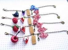 Bransoletki z miniaturowymi owocami, kawałkami tortu z galaretką, kokardkami i wafelkami:)