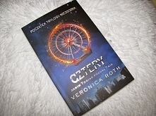 Ha! I w końcu to dorwałam! Cała książka o moim kochanym CZTERY!!! Muszę przyznać, że dużo spodziewałam się od tej książki i niestety się rozczarowała.
 Nie wiem, może to było za...