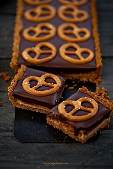 Składniki na spód:

200 g krakersów (np. Ritz)
140 g masła orzechowego
50 g brązowego cukru
Krakersy umieścić w malakserze i zmiksować do otrzymania okruszków (można też umieści...