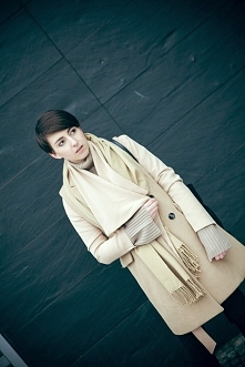 szal w kolorze płaszcza - s...