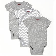 Wygodne i łatwe w ubieraniu body to zdecydowany must-have maluszkowej szafy. Pięknie się prezentuje i jest zapinany na bezpieczne, bezniklowe napy.