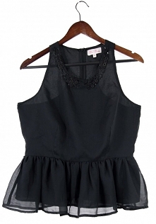 Elegancki top ze zwiewną baskinką za 10,50 zł - kliknij i sprawdź