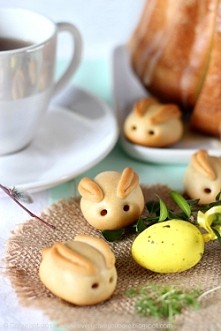 Wielkanocne zajączki z marcepanem:
(proporcja na 10 zajączków)

ciasto - 
125 g mąki,
85 g złocistego syropu (Golden Syrup), lub miodu 
25 g oleju arachidowego,
1/2 łyżeczki wod...