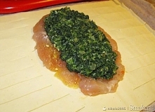 Składniki:
pierś z kurczaka
opakowanie ciasta francuskiego
szpinak mrożony czosnek
przyprawy do marynaty
Opis przygotowania:
• Zaczynam od zamarynowania mięsa.
• Do miseczki daj...