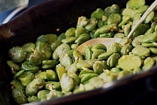 Bób zapiekany w maśle i czosnku