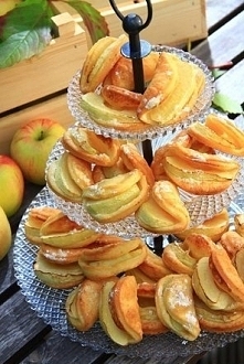 Ciastka półfrancuskie z jabłkami 

składniki:
250 g tłustego lub półtłustego białego sera (nie kremowego twarożku)
250 g zimnego masła
250 g mąki pszennej
3 kwaśne jabłka
szczyp...