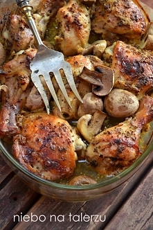 Kurczak pieczony w musztardzie z pieczarkami

składniki (na cztery osoby) : 

- cztery udka lub ok. 1,2 kg skrzydełek czy podudzi z kurczaka
- 2 duże cebule 
- 4 łyżki musztardy...