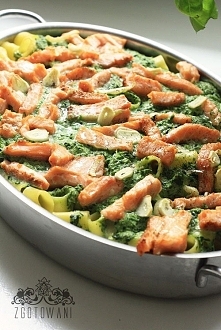 Zapiekanka z łososiem i szpinakiem
Składniki:

500 g ulubionego makaronu np świderki lub kokardki
400 g świeżego łososia
4 ząbki czosnku
500 g mrożonego szpinaku
2 garście pokru...