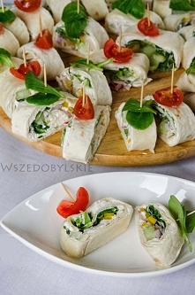 Wiosenne roladki :) Składniki: 5 placków tortilli, 1 opakowanie serka kremowego, pęczek dymki, kilka liści sałaty 1 papryka żółta kilka rzodkiewek 2 zielone ogórki sól, pieprz, ...