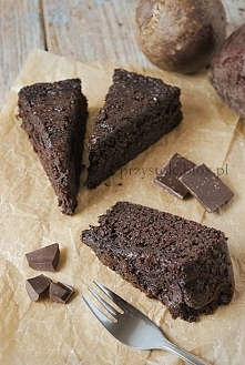 Ciasto buraczane z czekoladą

"Ciasto bardzo czekoladowe, wilgotne i proste do zrobienia jak muffinki - wystarczy wymieszać wszystkie składniki, przełożyć do formy i upiec....