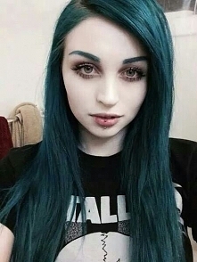 Mimo, że według mnie styl trochę zbyt odważny strasznie przykuła moją uwagę