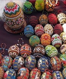 Jajka zdobione koralikami