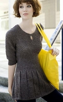 Grafitowa sukienka na drutach