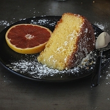 Wilgotne ciasto z czerwonym pomelo