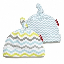 Zawadiacka czapeczka MODERN BABY BASIC chroni główkę niemowlęcia zarówno przed chłodem jak i intensywnymi promieniami słońca. Uszyta z oddychającej 100 % bawełny, bez zbędnych s...