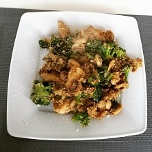 duszony kurczak z cebulka i pieczarkami, brokulem i kasza kuskus