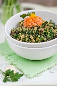 Sałatka z komosy ryżowej, pieczarek i wędzonego łososia