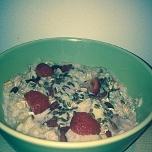 Owsianka z truskawkami :)zapraszamy po przepis na naszego facebooka :)