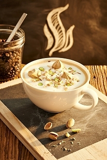 Cappuccino Meringato
Składniki:
klasyczne cappuccino z kawy Jacobs Dark Roast (do którego potrzebujesz ½ filiżanki mleka)
rozkruszone bezy (białe lub beżowe)
kilka posiekanych n...