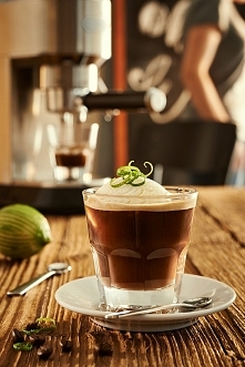 Affogato Limonato
Składniki:
mocne espresso z kawy Jacobs Medium Roast
1 kulka lodów cytrynowych
½ łyżeczki startej skórki limonki
*Można przerobić na wariację z innym owocowym ...
