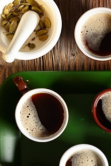 Lukrecjowa
Składniki:
świeżo zaparzona kawa Jacobs
50 ml likieru Pernod o smaku lukrecji (może być też Ricard lub Ouzo).
Kardamon
Przygotowanie:
Kawę zaparz we french pressie (1...