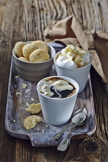 WŁOSKIE AMARETTO
Składniki:
2 łyżeczki kawy rozpuszczalnej Jacobs
170 ml gorącej wody
20 ml likieru Amaretto (np. Madruzzo)
2 łyżeczki białego cukru
bita śmietana
płatki migdało...